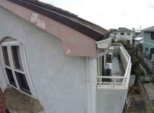 成田屋の施行事例_破風のみ部分塗装の修理前