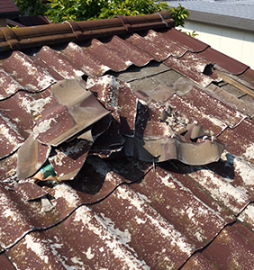 ロイドリフォームの屋根材を部分的に差し替える工事施行前事例